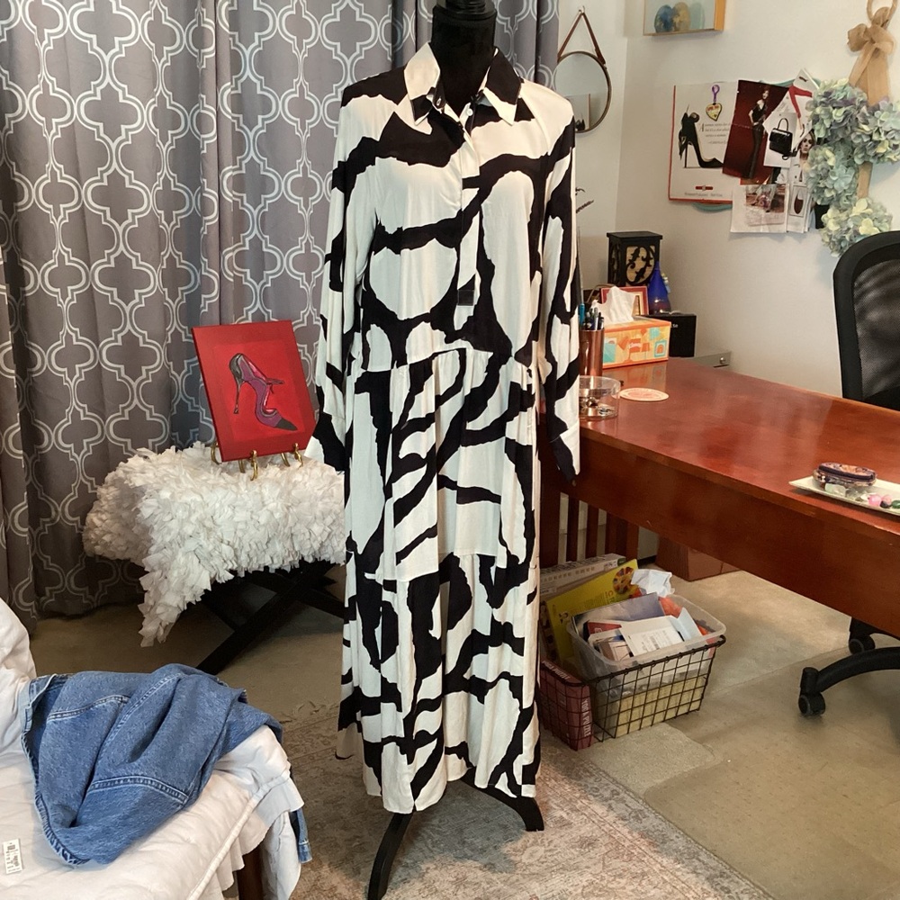 Chic Monochrome Patterned Dress I - Picture 2 of 8